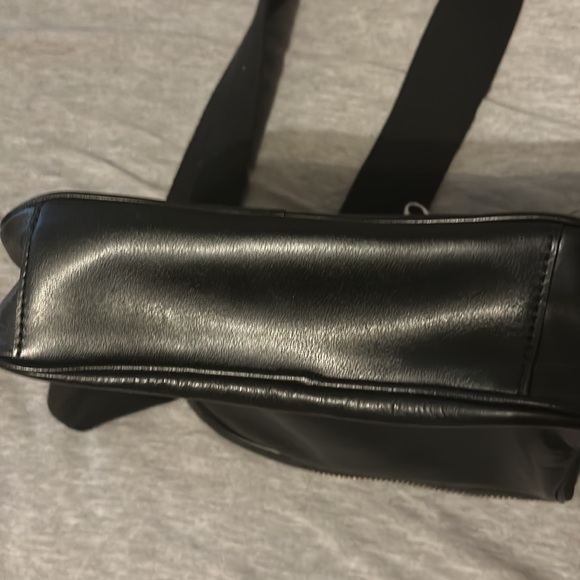 3 never used, new bags/purses. 2 GAP bags and one unknown maker. - Picture 5 of 14